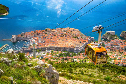 Holen Sie sich etwas Höhe während Ihres Aufenthalts in Dubrovnik, indem Sie die Seilbahn der Stadt vom Berg Srđ nehmen.