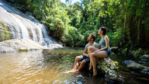 Glückliches Paar beim Wasserfall in Brasilien.

