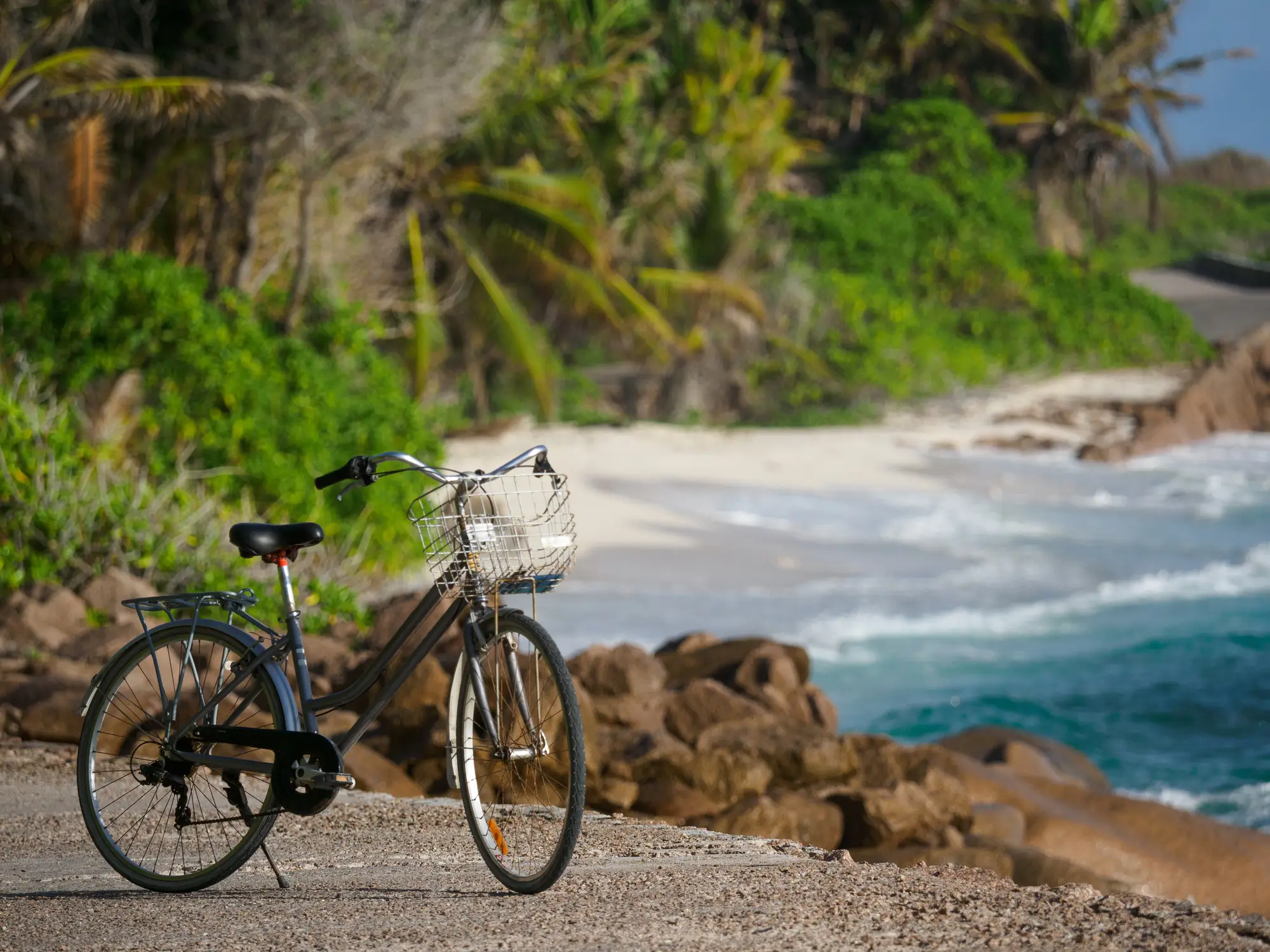 Fahrrad, Seychellen, Strand Vintage-Fahrrad vor dem Hintergrund eines atemberaubenden Strandes