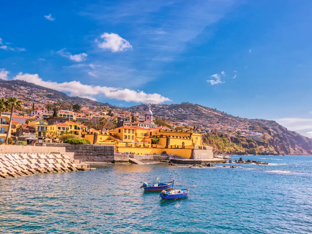 Portugal, Madeira, Funchal, Festung São Tiago Gelbe Festung an der Küste mit Blick auf das Meer. Funchal, Madeira, Portugal.
