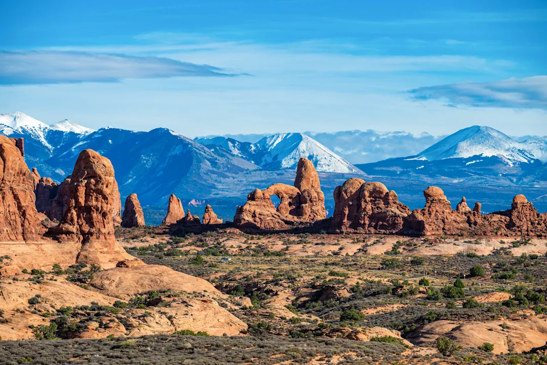 Der „Tower Arch“ und die La-Sal-Berge im Arches-Nationalpark