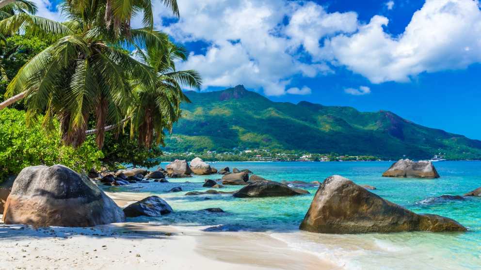 Entsapnnen Sie im Seychellen Urlaub am Strand von Beau Vallon auf der Insel Mahé