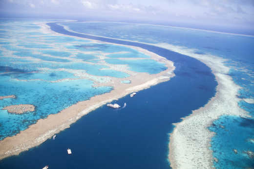 Fliegen Sie auf Ihrer Reise zum Great Barrier Reef in Australien über das größte Korallenriff der Welt.