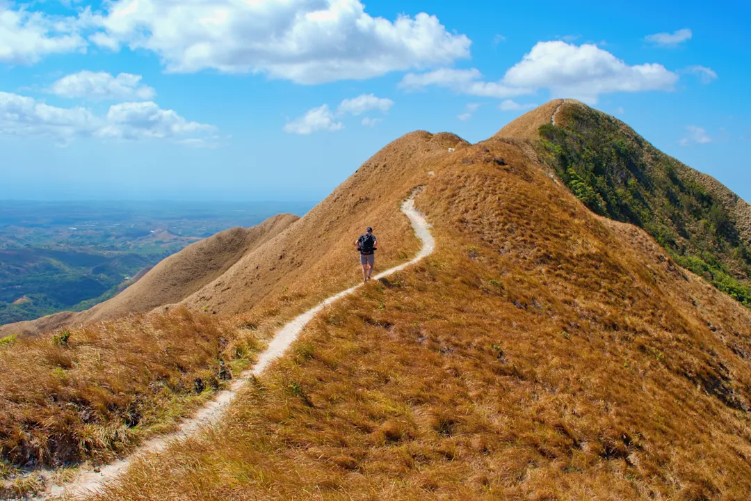 Mann Wanderer auf dem Weg des inaktiven Vulkans. El Valle de Anton, Panama

