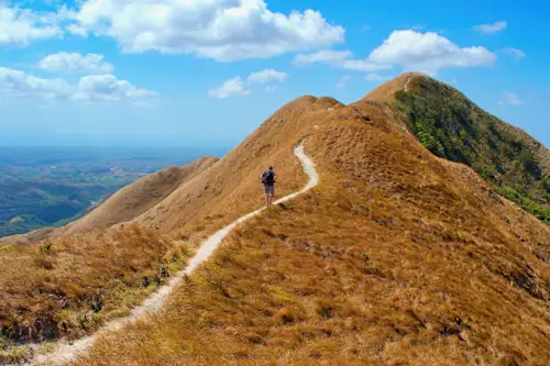 Mann Wanderer auf dem Weg des inaktiven Vulkans. El Valle de Anton, Panama

