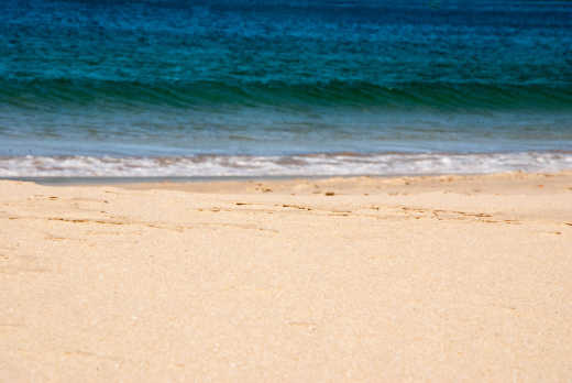 Des vagues turquoises sur la plage un jour d'été en Afrique du Sud

