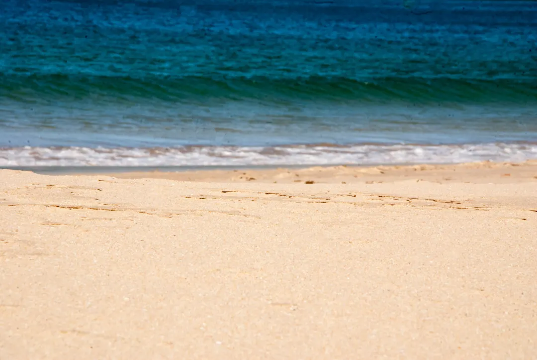 Südafrika, Strand Türkisfarbene Wellen am Strand an einem Sommertag in Südafrika