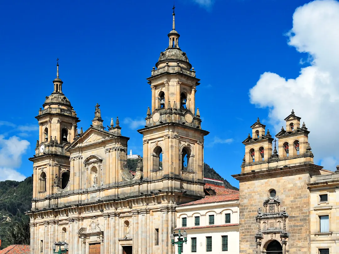 Historische Kathedrale mit zwei Türmen vor blauem Himmel. Bogotá, Cundinamarca, Kolumbien.