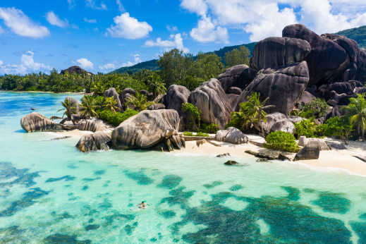 Strand auf La Digue auf den Seychellen