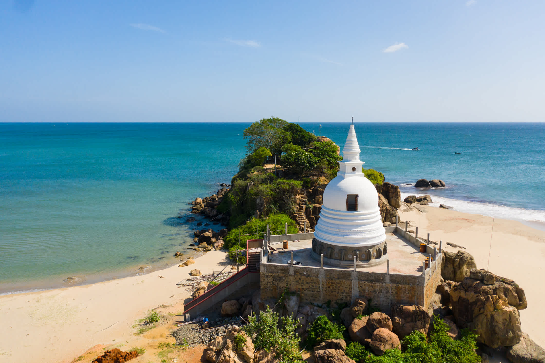 Weißer buddhistischer Tempel an der Küste Sri Lankas