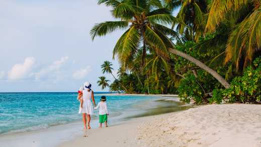 Mutter mit kleinem Sohn und Tochter am Strand