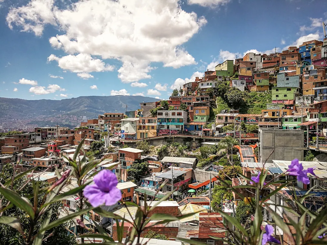Farbenfrohe Häuser auf einem Hügel in der Comuna 13, einem kulturellen Viertel. Medellín, Antioquia, Kolumbien.