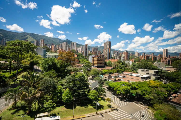 Metro en skyline van Medellin Colombia