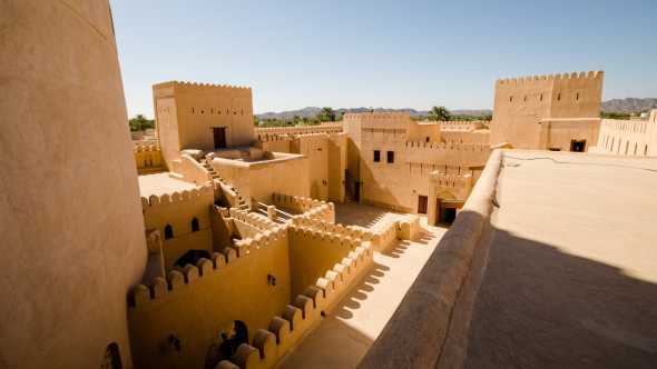 Blick über die Mauern des Forts von Nizwa im Oman