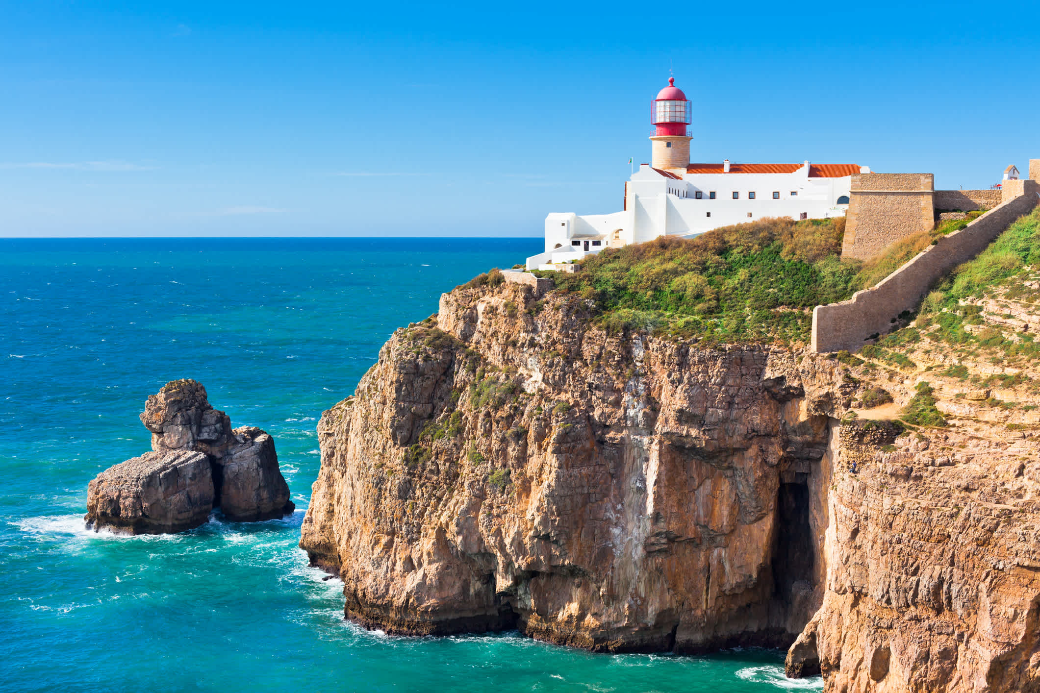 Blick auf den Leuchtturm von Cabo de Sao Vicente, dem letzten Punkt Europas, in der Algarve Portugal