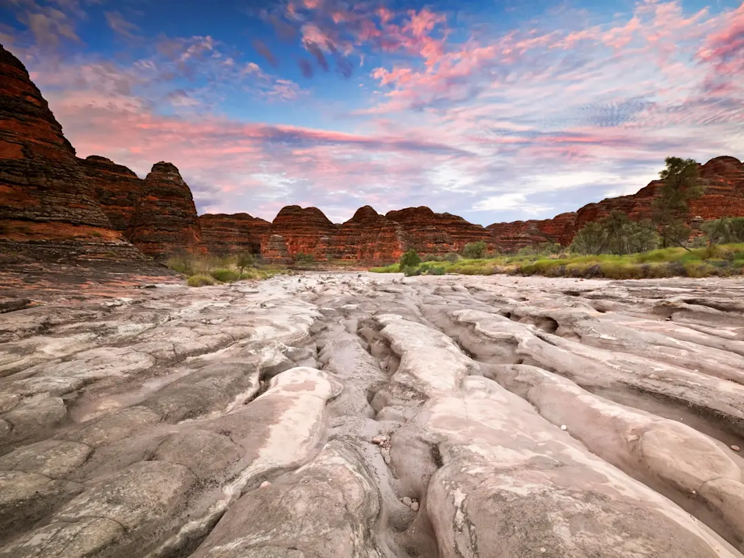 Felsformationen mit gestreiften Kuppeln bei Sonnenuntergang. Bungle Bungles, Western Australia, Australien.
