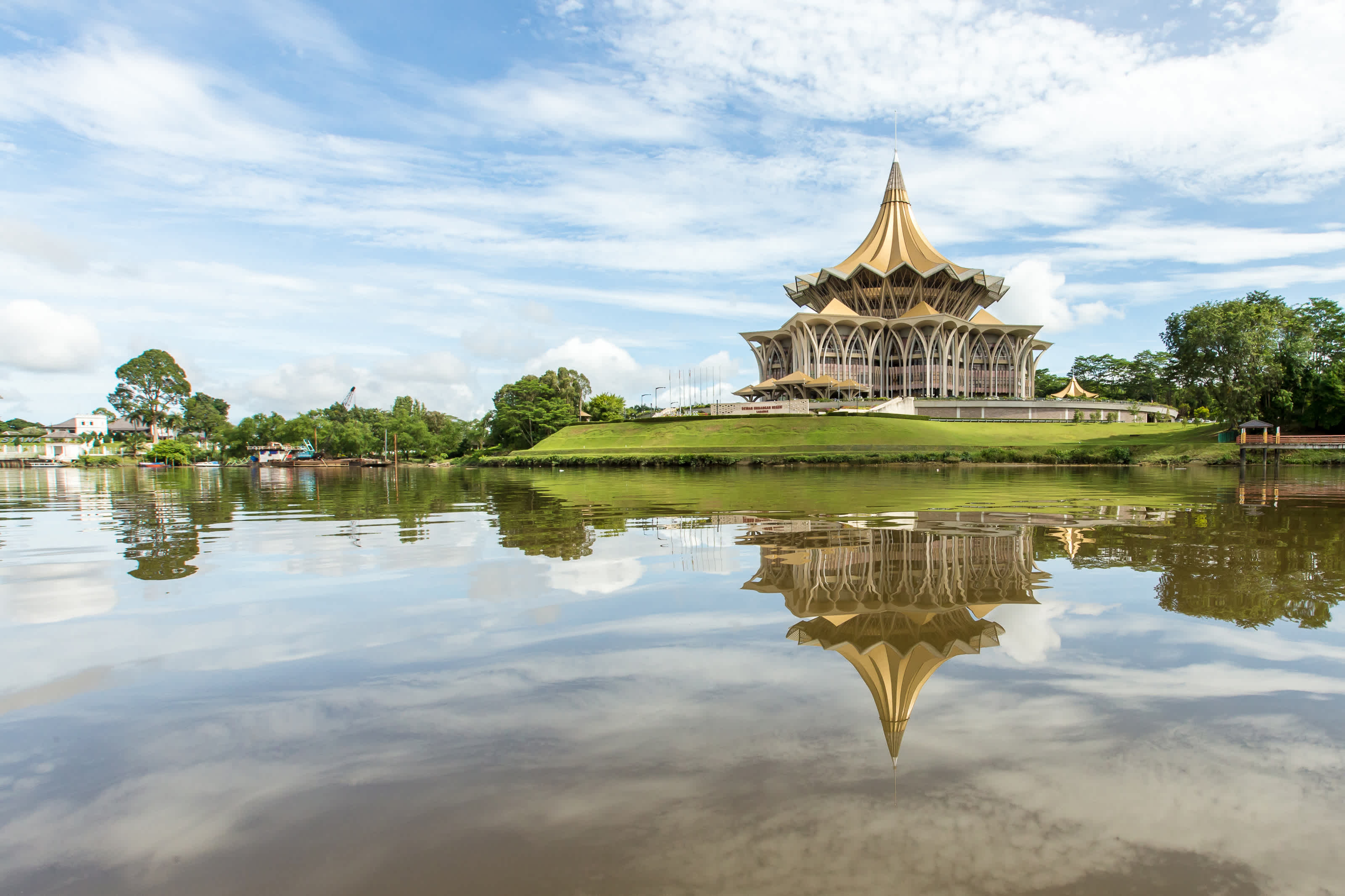 Vue de l'Assemblée législative au bord de la rivière du Sarawak, à Kuching, sur l'île Bornéo, Malaisie