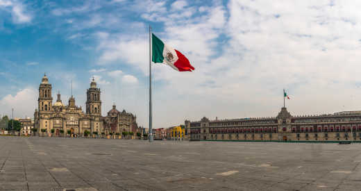 Cette place gigantesque s'appelle en réalité Plaza de la Constitución et est un symbole de la nation mexicaine.