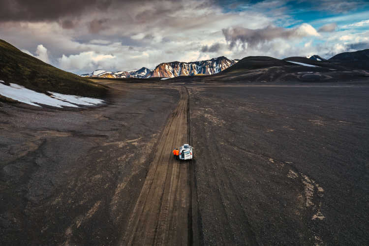 Fahrzeug in einer schwarzen Vulkanlandschaft in Landmannalaugar