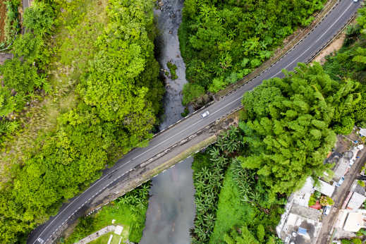 Pont routier au-dessus d'une rivière et paysage verdoyant pendant un road trip