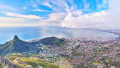 Vue du paysage de Lion's Head et de ses environs pendant une journée d'été, vue d'en haut. Vue aérienne de la belle ville du Cap avec ses monuments naturels populaires sur un ciel bleu nuageux