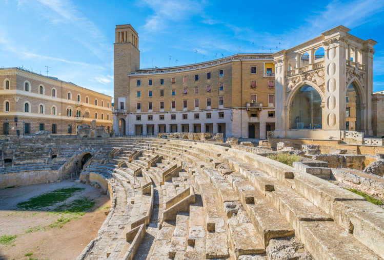 Découvrez les ruines romaines impressionnantes pendant votre séjour à Lecce.