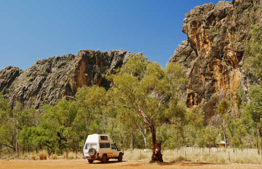 Geländewagen geparkt in der Nähe von beeindruckenden Felsformationen in Tunnel Creek, Kimberley, Gibb River Road, Westaustralien.