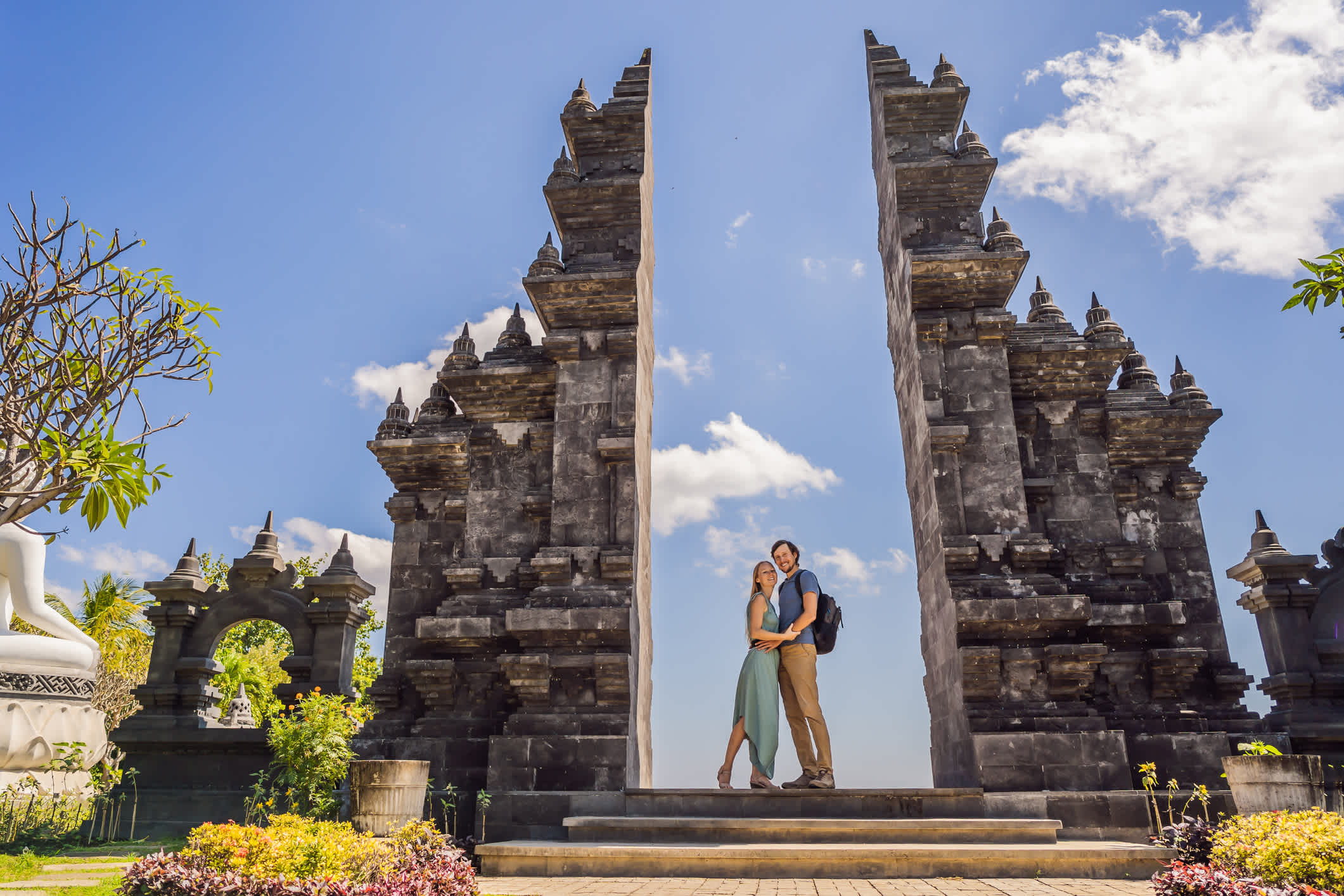 Touristenpaare im buddhistischen Tempel Brahma Vihara Arama Banjar Bali, Indonesien. 