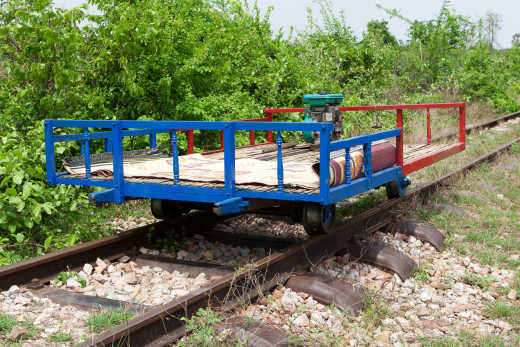 Faites une balade hors des sentiers battus pendant votre visite de Phnom Penh à bord d'un train de bamboo aussi appelé Norry