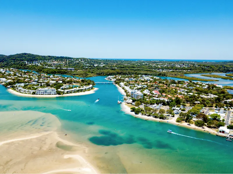 Queensland, Australien Luftbild von Noosa Heads mit dem Noosa River, umgeben von grüner Landschaft. Noosa Heads, Queensland, Australien.