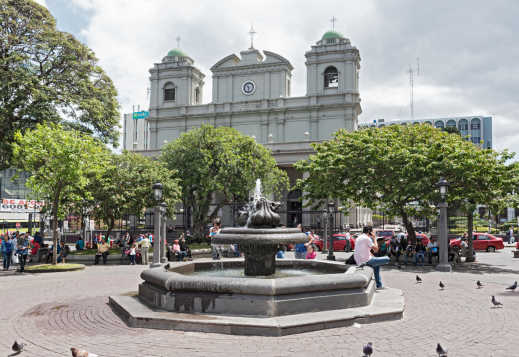 Fontaine dans le parc central en face de la Catedral Metropolitana de San Jose au Costa Rica.