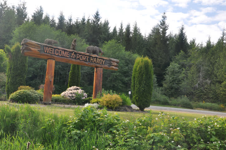 Découvrez Port Hardy pendant vos vacances au Canada, un point de départ idéal pour des randonnées et baignades dans les lacs.