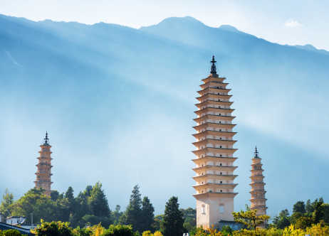 Die drei Pagoden des Chongsheng-Tempels in der Nähe der Altstadt von Dali, Provinz Yunnan, China