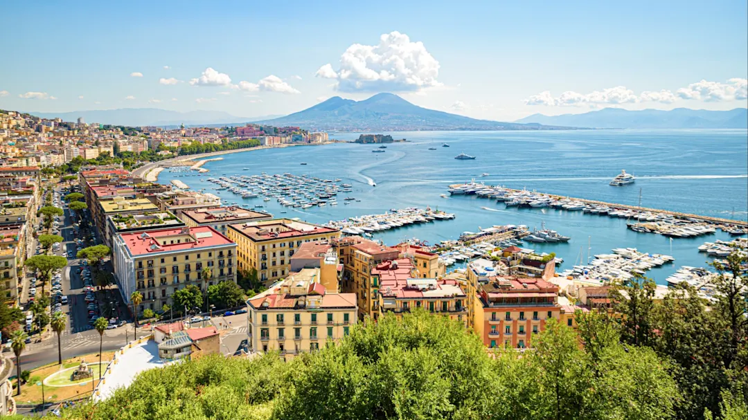 Panoramablick auf Neapel mit dem Vesuv und dem Hafen. Neapel, Kampanien, Italien.

