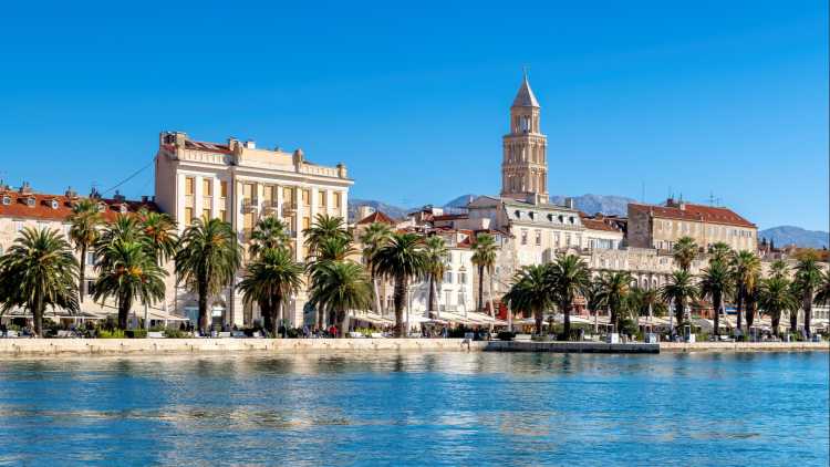Blick vom Mittelmeer an der Altstadt von Split, Dalmatien, Kroatien.