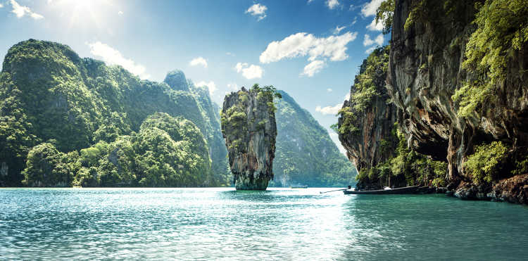 Der Koh Tapu Rock_oder James Bond Island im Phang Nga Nationalpark von Thailand
