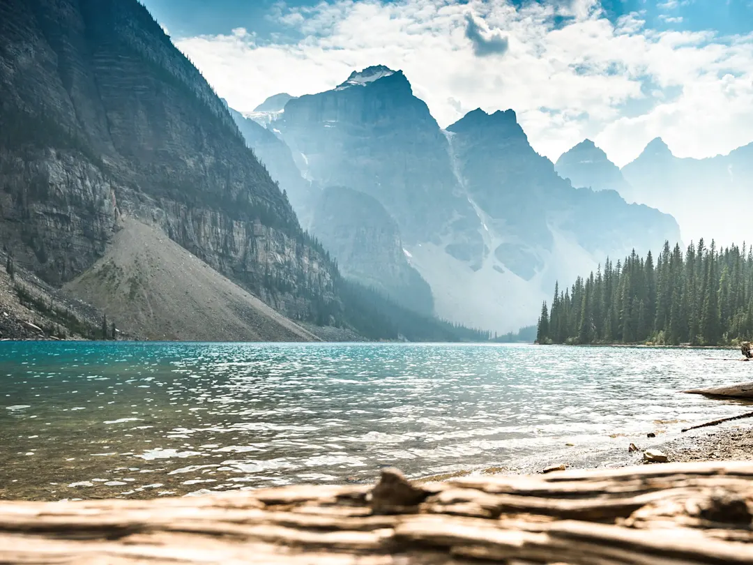 Malerischer Bergsee mit türkisblauem Wasser. Moraine Lake, Alberta, Kanada.
