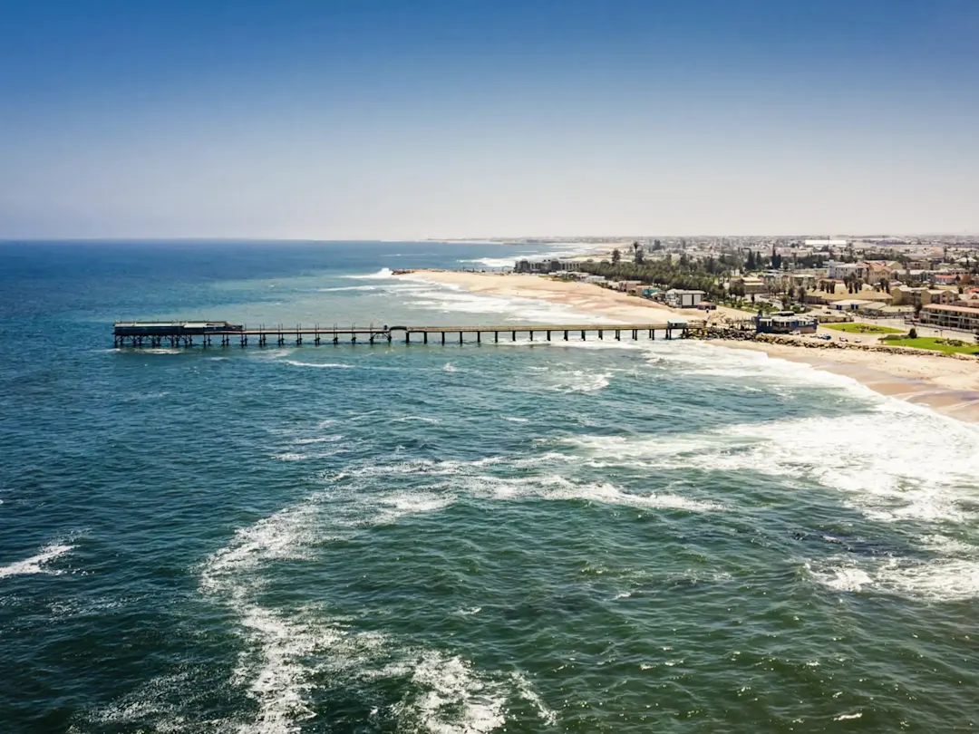 Namibia, Erongo, Swakopmund Langer Pier, der ins Meer ragt. Swakopmund, Erongo, Namibia.