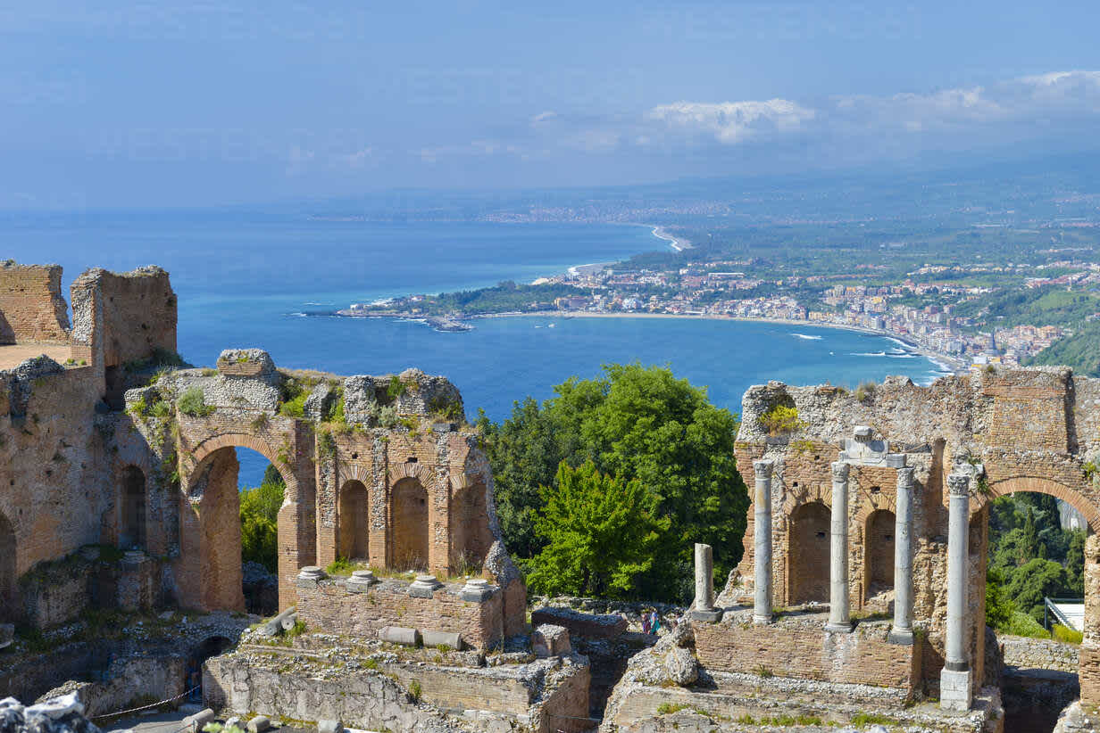Découvrez les ruines lors d'un séjour �à Taormina en Sicile.