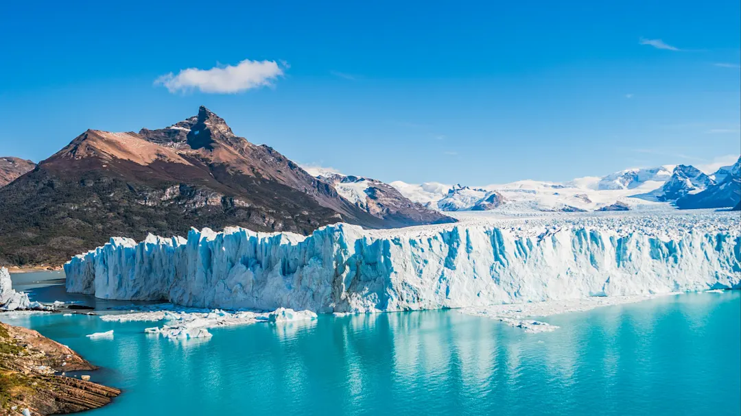 Der beeindruckende Perito-Moreno-Gletscher mit türkisblauem Wasser im Hintergrund. El Calafate, Santa Cruz, Argentinien.