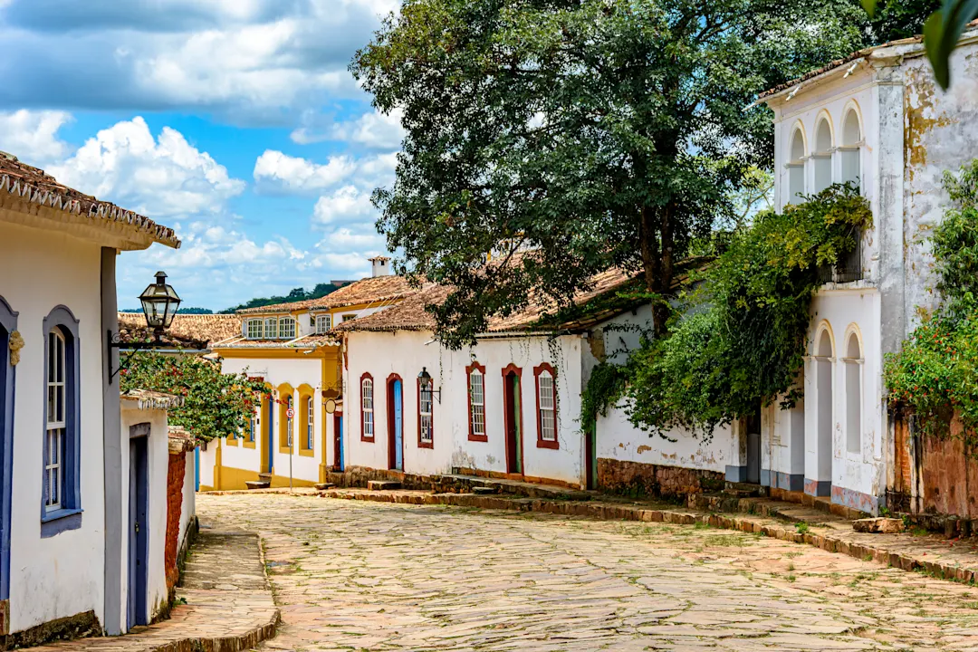 Straße der alten und historischen Stadt Tiradentes im Inneren des Bundesstaates Minas Gerais, Brasilien

