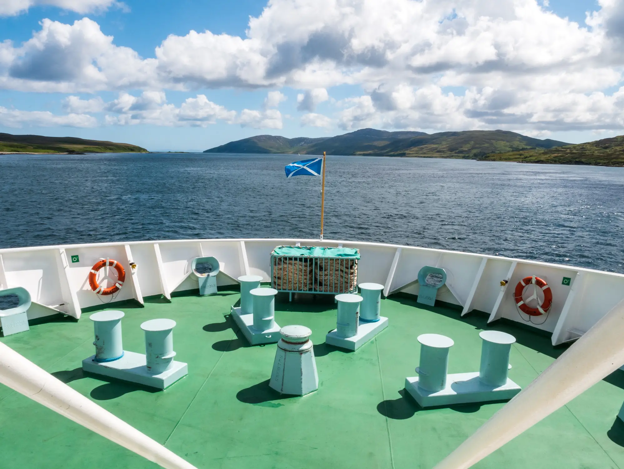 Fähre nach Islay mit schottischer Flagge