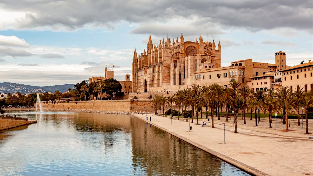 Die Kathedrale von Palma mit reflektierendem Wasser im Vordergrund. Palma, Balearen, Spanien.