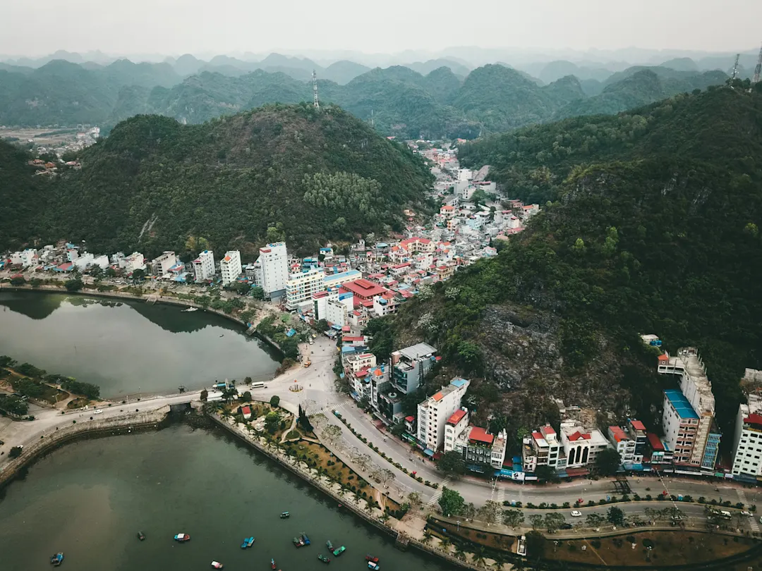 Vietnam, Hai Phong, Cat Ba Luftbild von Cat Ba Insel und Berge in Vietnam