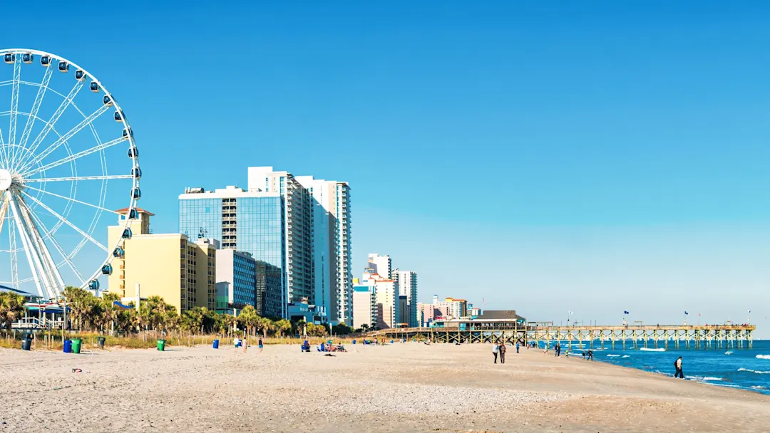 Panorama mit Strand, Riesenrad und Skyline in Myrtle Beach. Myrtle Beach, South Carolina, USA.