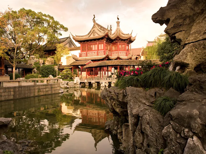 Shanghai, China Der Yuyuan-Garten mit traditioneller chinesischer Architektur und Teich. Shanghai, China.