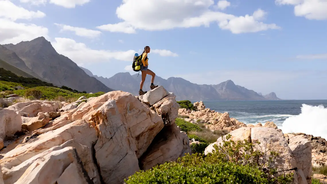 Randonnée, Afrique du Sud Fit afrcan femme américaine porte sac à dos randonnée sur la côte