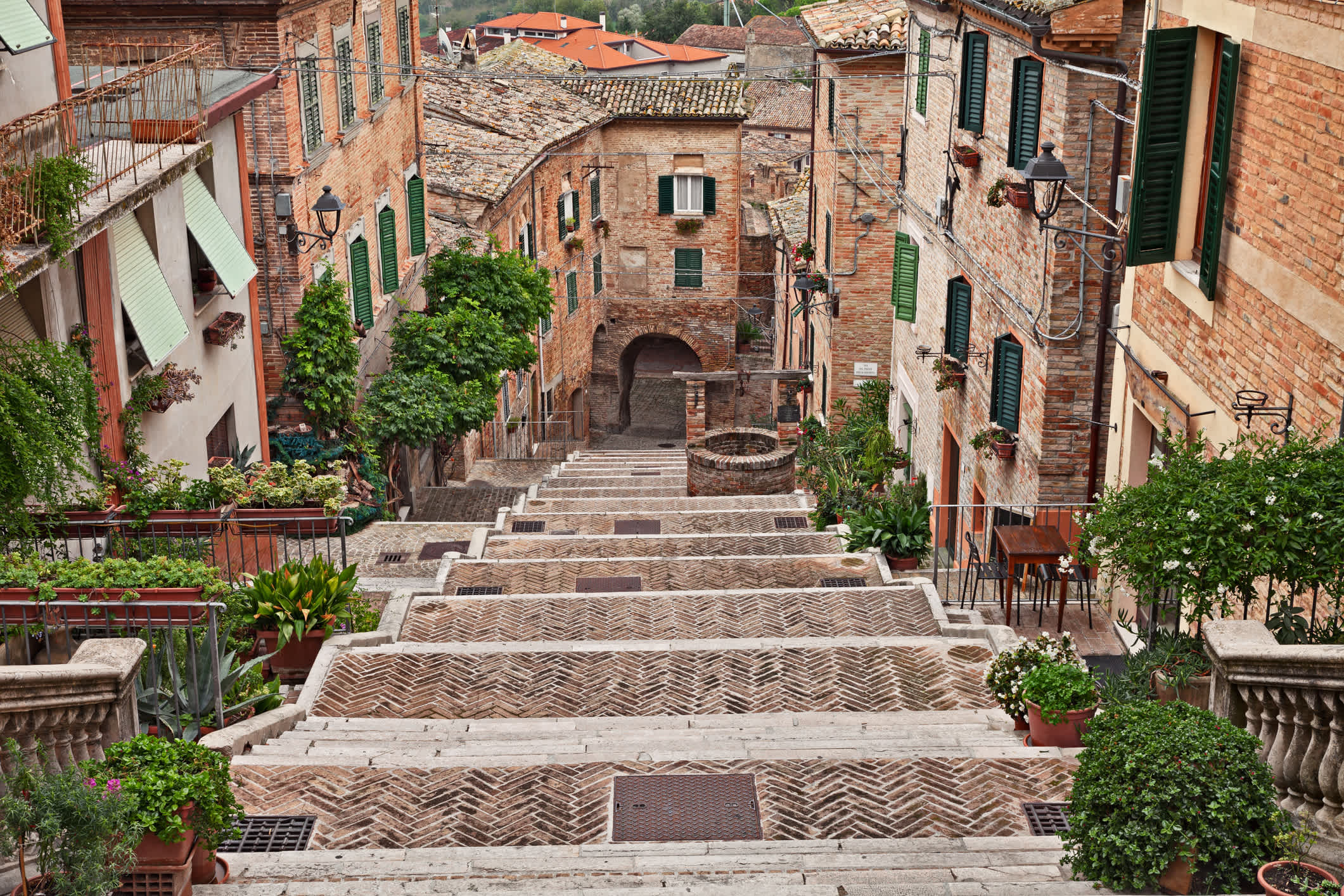 Die lange Treppe des alten Dorfes in Ancona, Marken, Italien.