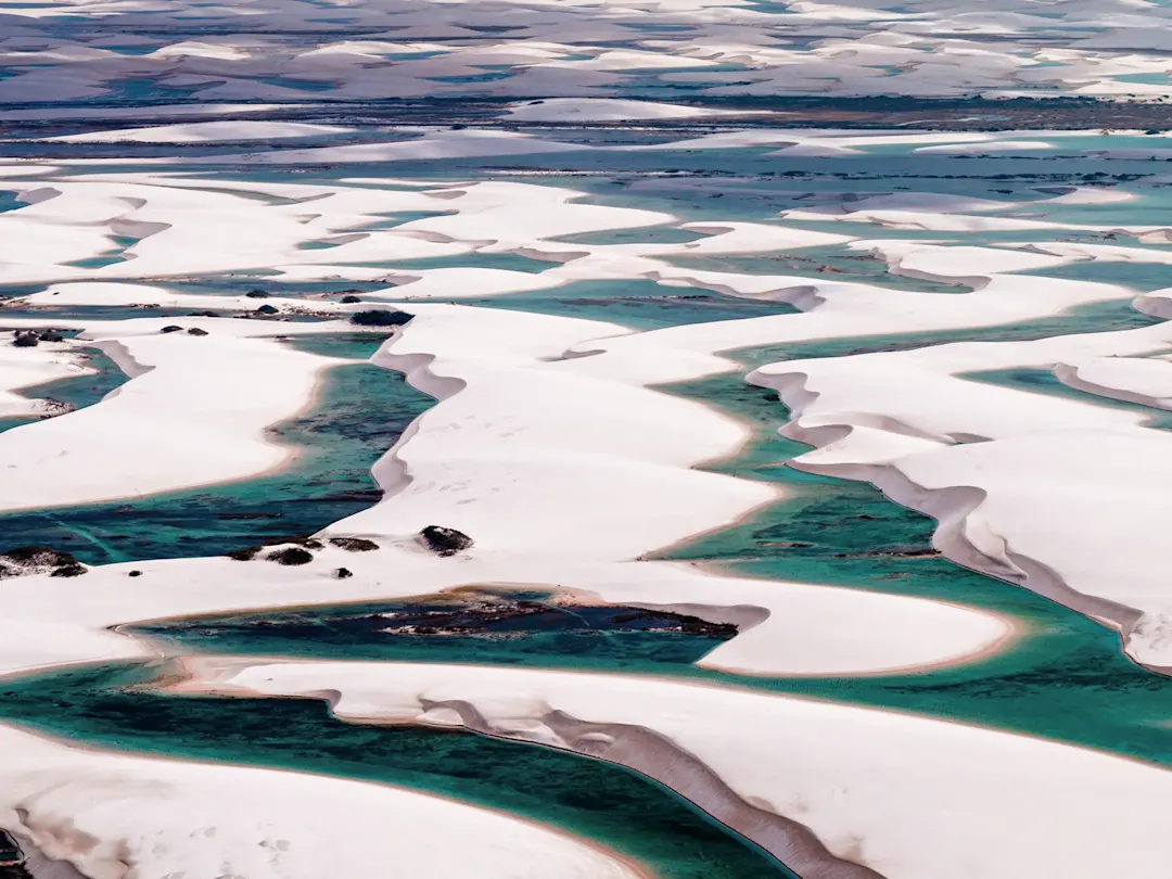 Weiße Sanddünen mit türkisfarbenen Lagunen. Barreirinhas, Maranhão, Brasilien.
