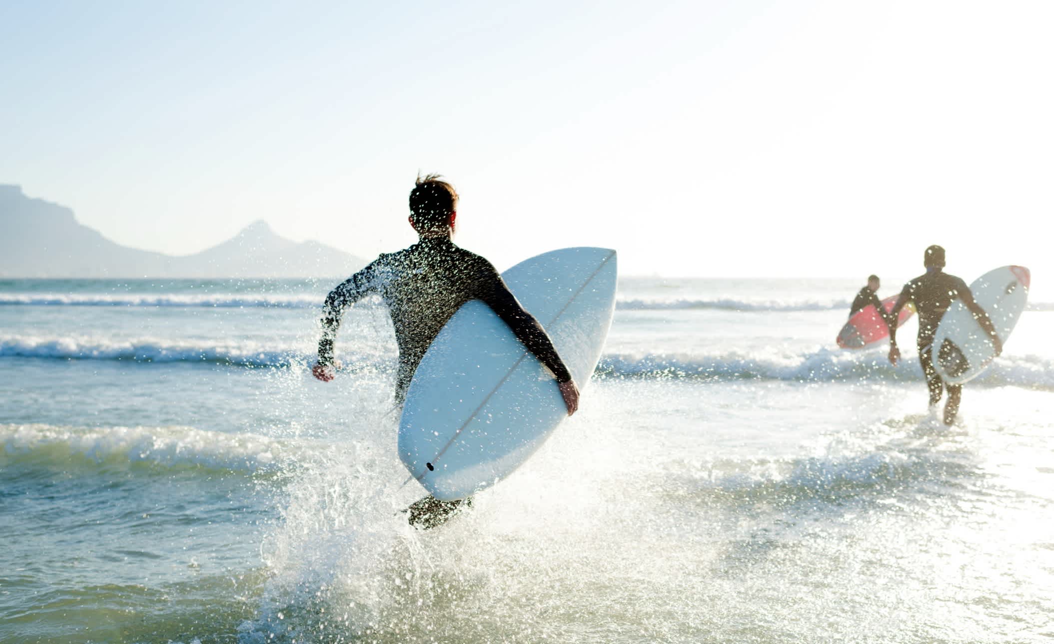 Des surfer se plongent dans les vagues